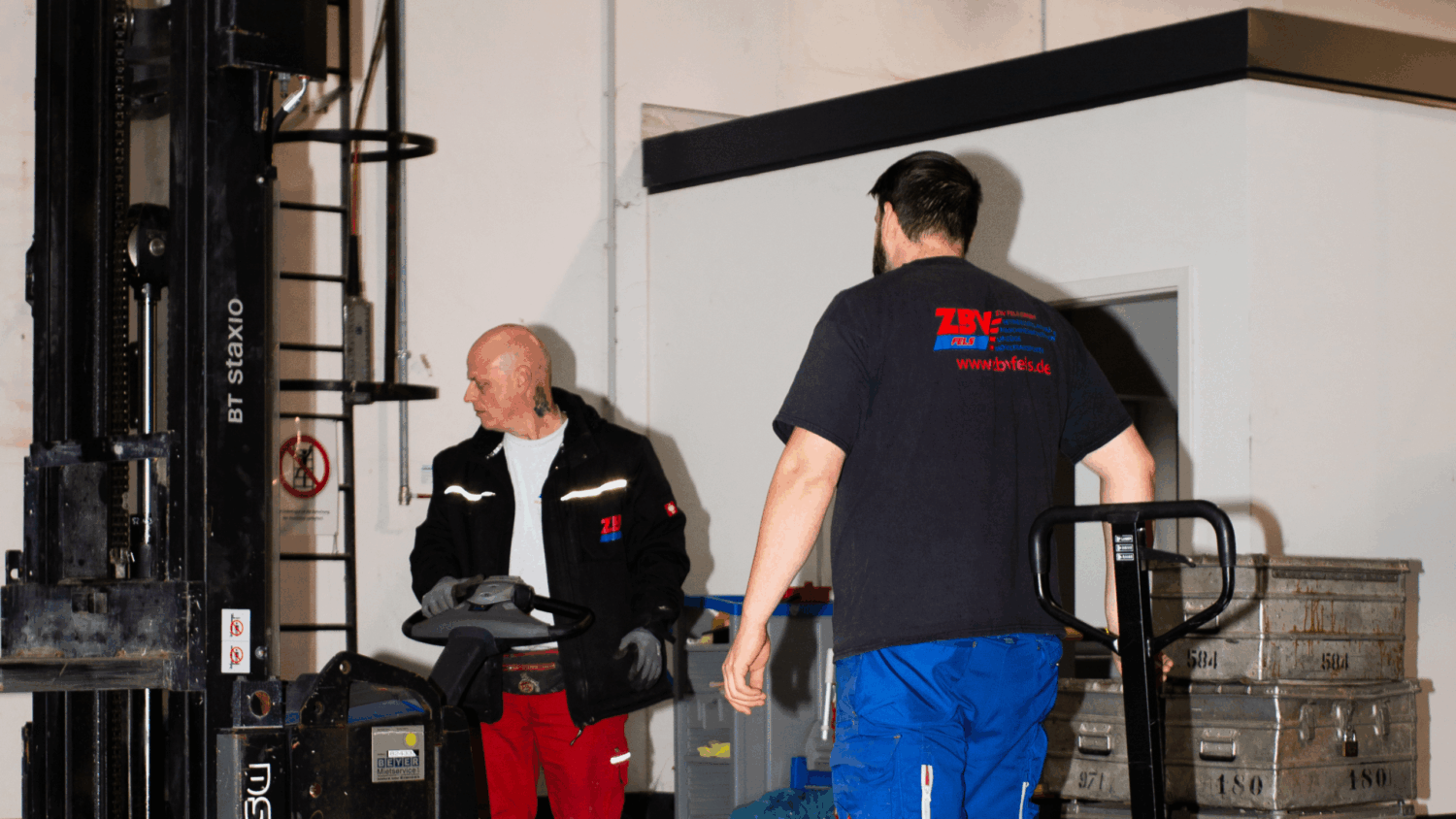 Zwei Mitarbeiter der ZBV Fels GmbH.